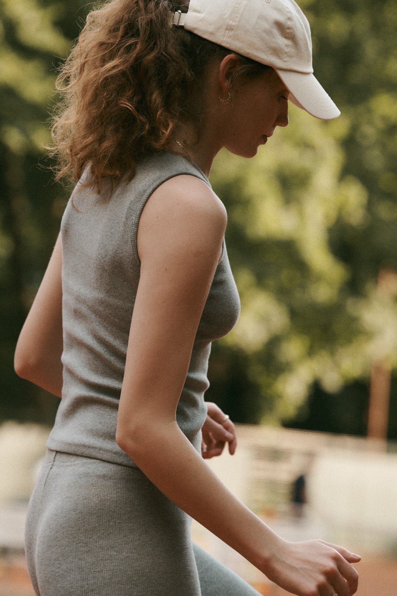 Top z bawełny / 10 / 17 / cloud grey *czapka-z-bawelny-21-20-cream-white,bikery-z-bawelny-08-03-cloud-grey*?Modelka ma 180 cm wzrostu i prezentuje rozmiar XS?