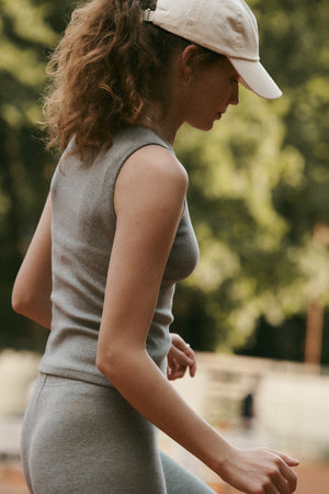 Top z bawełny / 10 / 17 / cloud grey *czapka-z-bawelny-21-20-cream-white,bikery-z-bawelny-08-03-cloud-grey*?Modelka ma 180 cm wzrostu i prezentuje rozmiar XS?