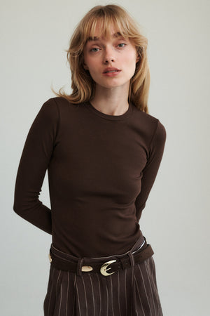 Longsleeve z bawełny organicznej / 14 / 23 / dark chocolate *szorty-z-bawelny-i-wiskozy-09-12-chocolate-brown*?Modelka ma 179cm i prezentuje rozmiar XS?