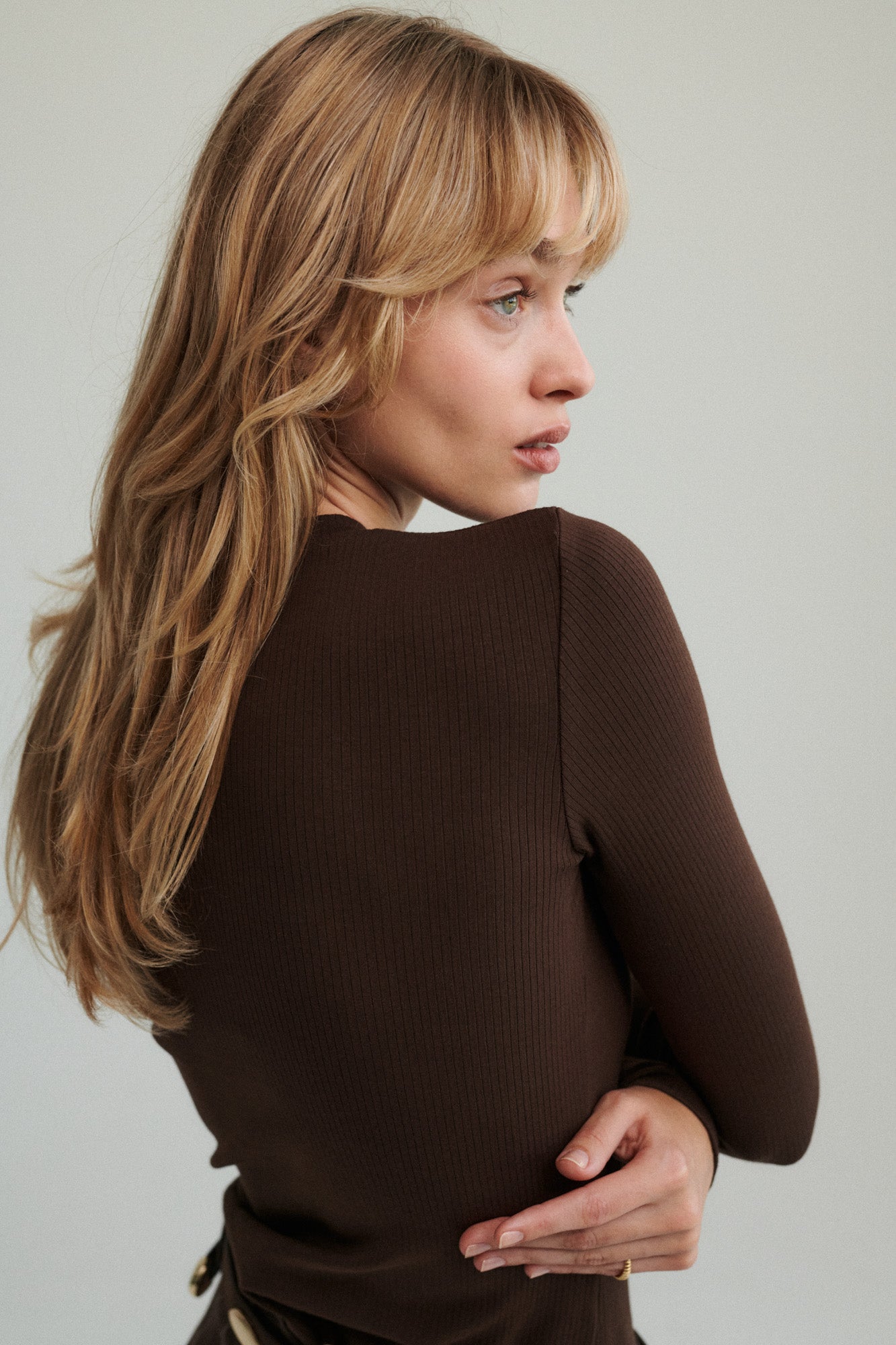 Longsleeve z bawełny organicznej / 14 / 23 / dark chocolate ?Modelka ma 179cm i prezentuje rozmiar XS?