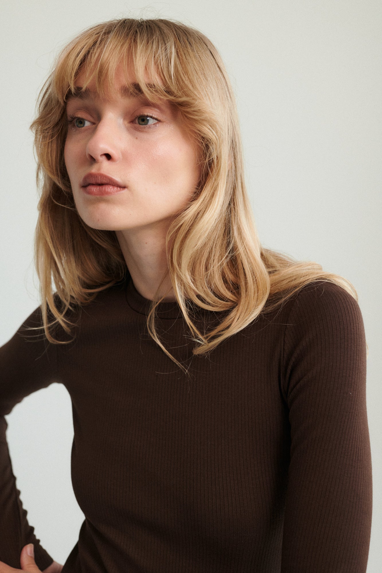 Longsleeve z bawełny organicznej / 14 / 23 / dark chocolate ?Modelka ma 179cm i prezentuje rozmiar XS?