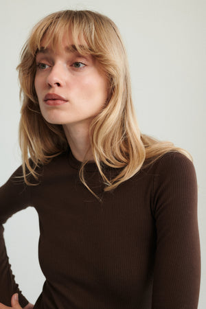 Longsleeve z bawełny organicznej / 14 / 23 / dark chocolate ?Modelka ma 179cm i prezentuje rozmiar XS?
