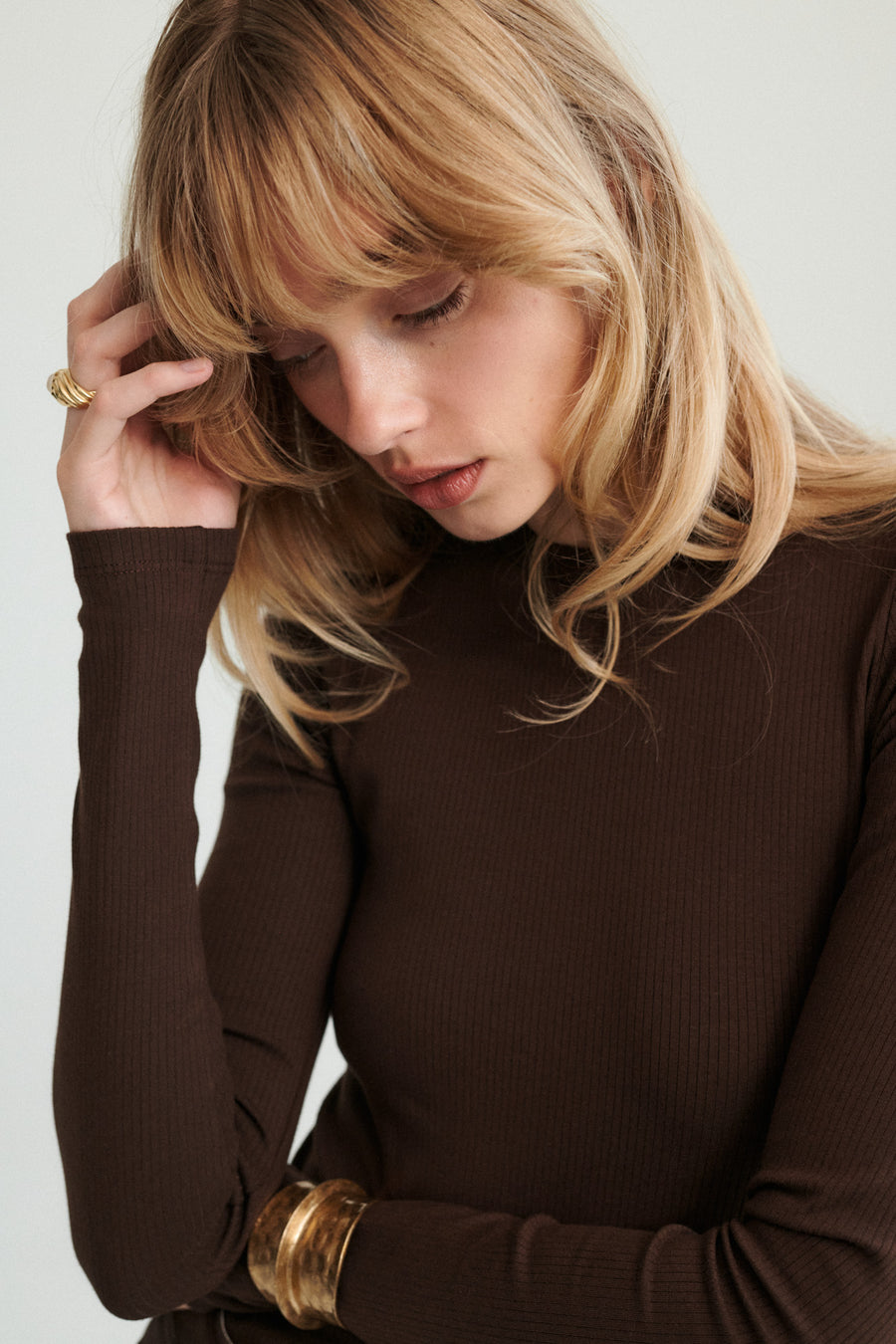 Longsleeve z bawełny organicznej / 14 / 23 / dark chocolate ?Modelka ma 179cm i prezentuje rozmiar XS?