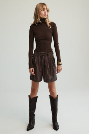 Golf z bawełny organicznej / 15 / 08 / dark chocolate *szorty-z-bawelny-i-wiskozy-09-12-chocolate-brown* ?Modelka ma 179cm i prezentuje rozmiar XS?