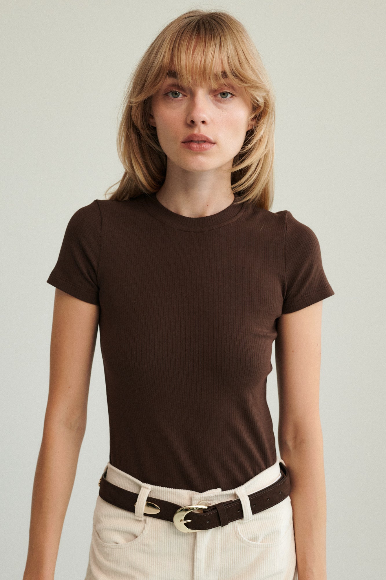 T-shirt z bawełny organicznej / 13 / 04 / dark chocolate *spodnie-z-bawelnianego-sztruksu-05-20-cream-white*?Modelka ma 179cm i prezentuje rozmiar XS?