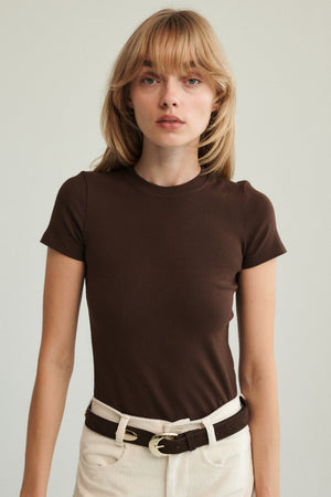 T-shirt z bawełny organicznej / 13 / 04 / dark chocolate *spodnie-z-bawelnianego-sztruksu-05-20-cream-white*?Modelka ma 179cm i prezentuje rozmiar XS?