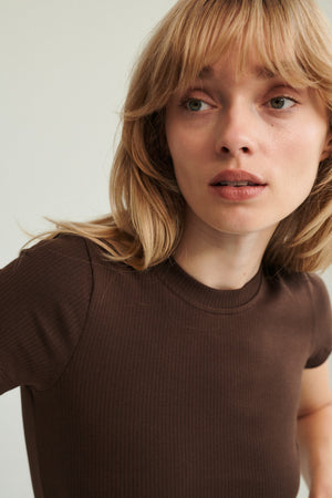 T-shirt z bawełny organicznej / 13 / 04 / dark chocolate ?Modelka ma 179cm i prezentuje rozmiar XS?
