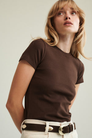 T-shirt z bawełny organicznej / 13 / 04 / dark chocolate *spodnie-z-bawelnianego-sztruksu-05-20-cream-white*?Modelka ma 179cm i prezentuje rozmiar XS?