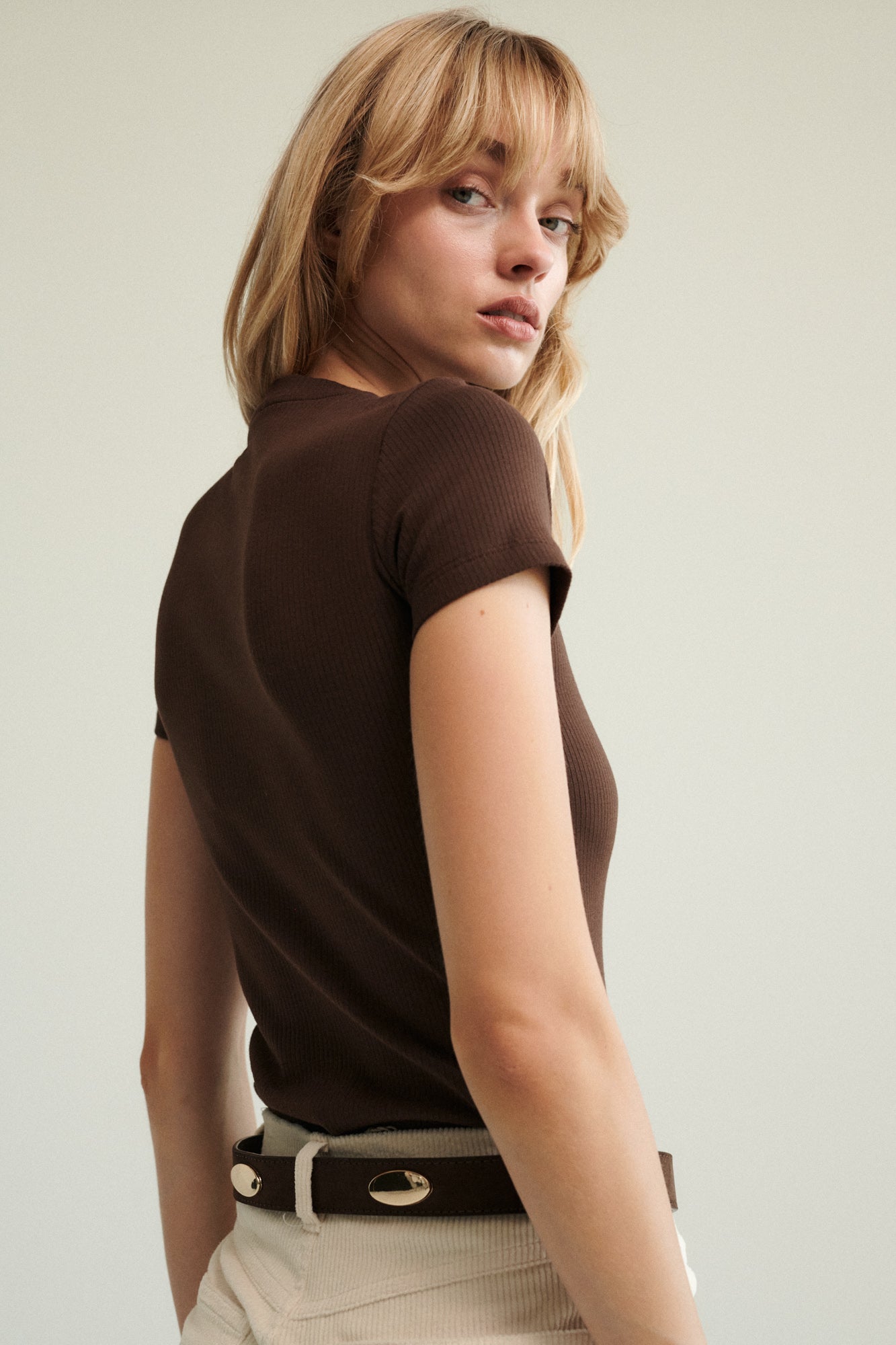 T-shirt z bawełny organicznej / 13 / 04 / dark chocolate *spodnie-z-bawelnianego-sztruksu-05-20-cream-white*?Modelka ma 179cm i prezentuje rozmiar XS?