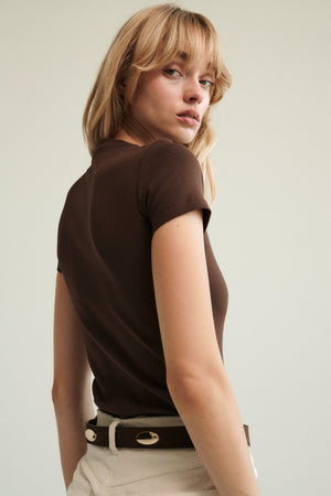 T-shirt z bawełny organicznej / 13 / 04 / dark chocolate *spodnie-z-bawelnianego-sztruksu-05-20-cream-white*?Modelka ma 179cm i prezentuje rozmiar XS?
