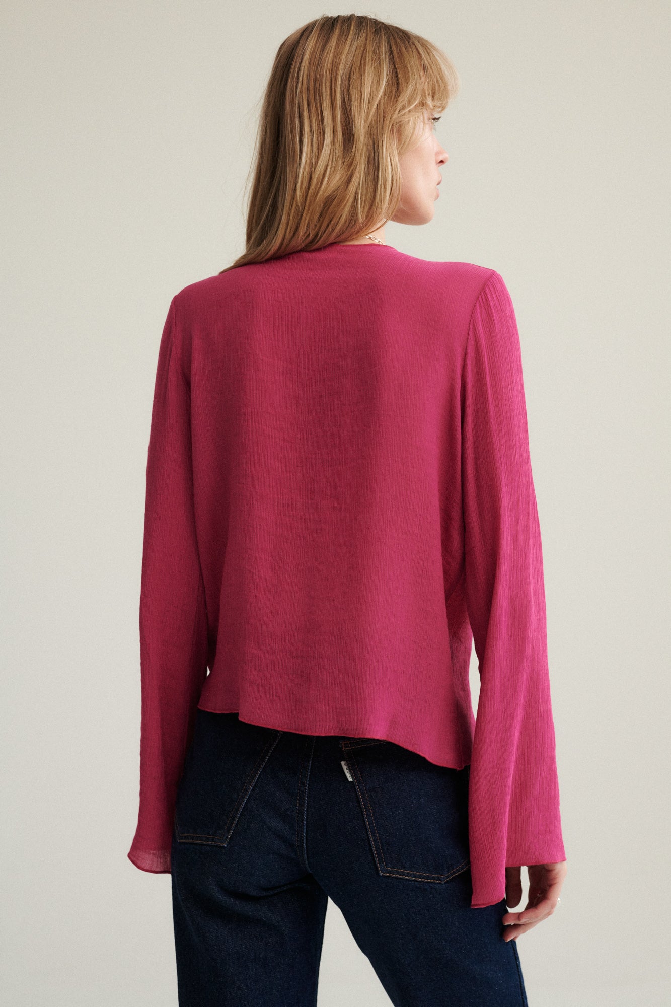 Bluzka z fakturowanej wiskozy / 12 / 21 / wild orchid *spodnie-jeansowe-z-bawelny-z-recyklingu-05-22-dark-indigo* ?Modelka ma 179 cm wzrostu i prezentuje rozmiar XS? 