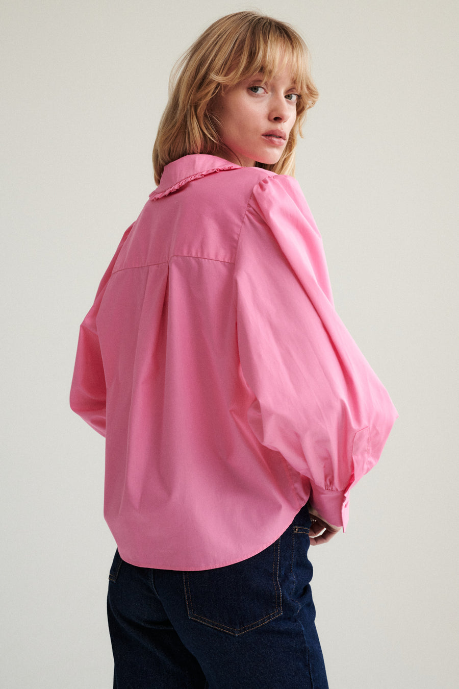 Koszula z bawełny organicznej / 12 / 22 / flamingo pink *spodnie-jeansowe-z-bawelny-z-recyklingu-05-22-dark-indigo* ?Modelka ma 179 cm wzrostu i prezentuje rozmiar XS? 