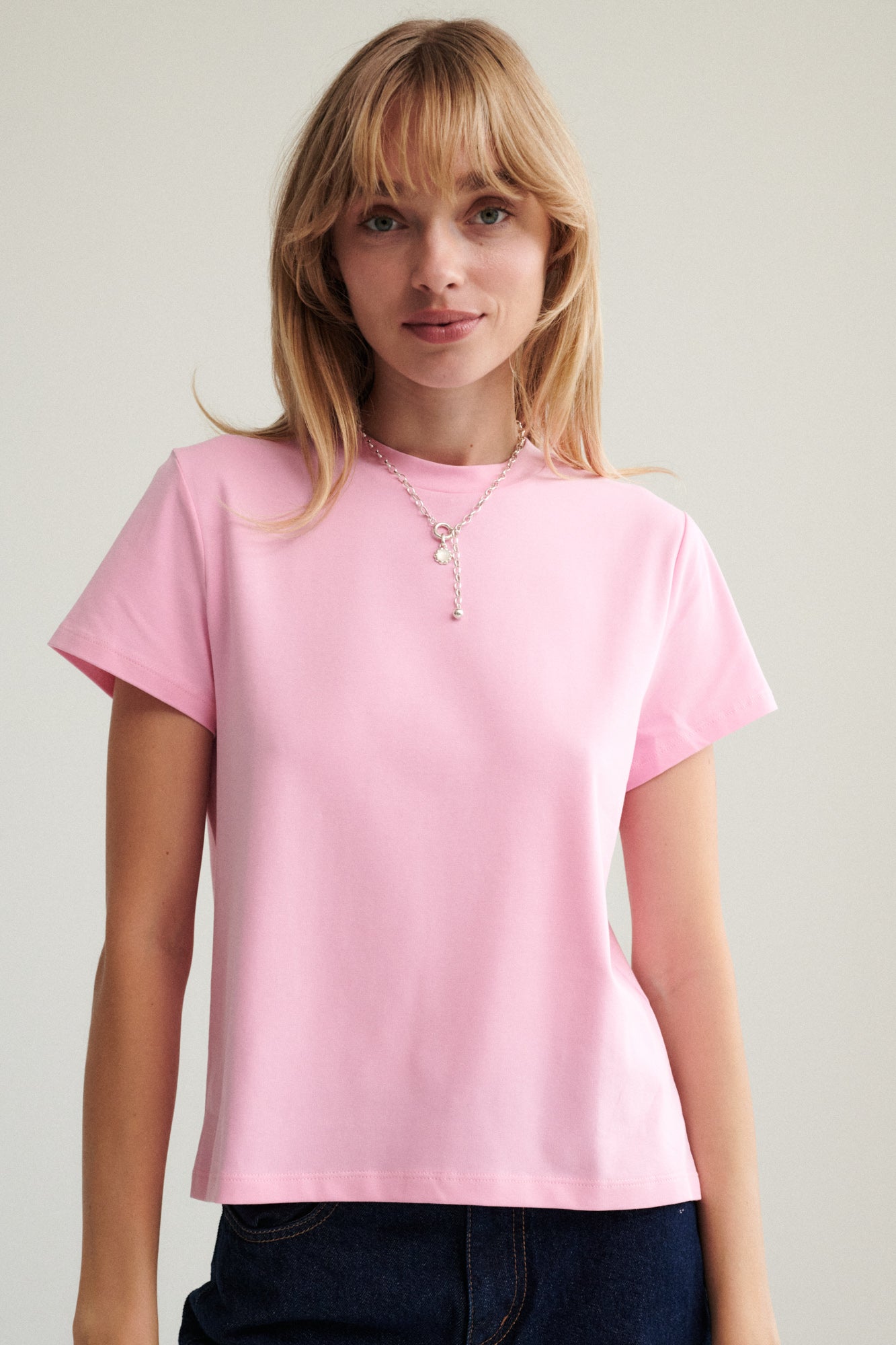 T-shirt z bawełny / 13 / 29 / strawberry shake *spodnie-jeansowe-z-bawelny-z-recyklingu-05-22-dark-indigo* ?Modelka ma 179 cm wzrostu i prezentuje rozmiar XS? 