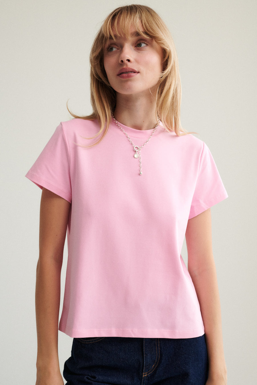 T-shirt z bawełny / 13 / 29 / strawberry shake *spodnie-jeansowe-z-bawelny-z-recyklingu-05-22-dark-indigo* ?Modelka ma 179 cm wzrostu i prezentuje rozmiar XS? 