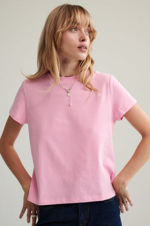 T-shirt z bawełny / 13 / 29 / strawberry shake *spodnie-jeansowe-z-bawelny-z-recyklingu-05-22-dark-indigo* ?Modelka ma 179 cm wzrostu i prezentuje rozmiar XS? 