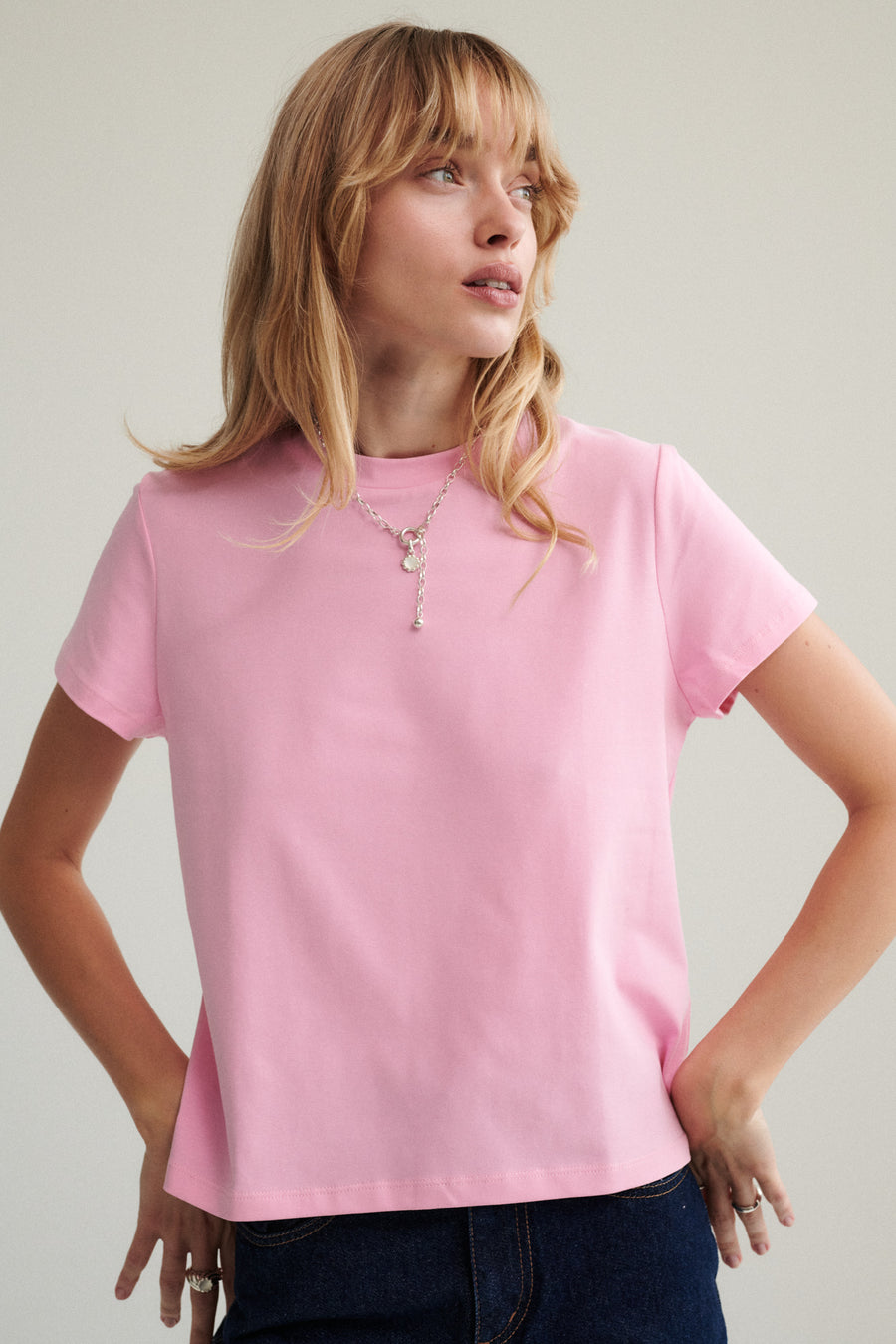 T-shirt z bawełny / 13 / 29 / strawberry shake *spodnie-jeansowe-z-bawelny-z-recyklingu-05-22-dark-indigo* ?Modelka ma 179 cm wzrostu i prezentuje rozmiar XS? 