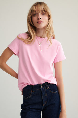 T-shirt z bawełny / 13 / 29 / strawberry shake *spodnie-jeansowe-z-bawelny-z-recyklingu-05-22-dark-indigo* ?Modelka ma 179 cm wzrostu i prezentuje rozmiar XS? 