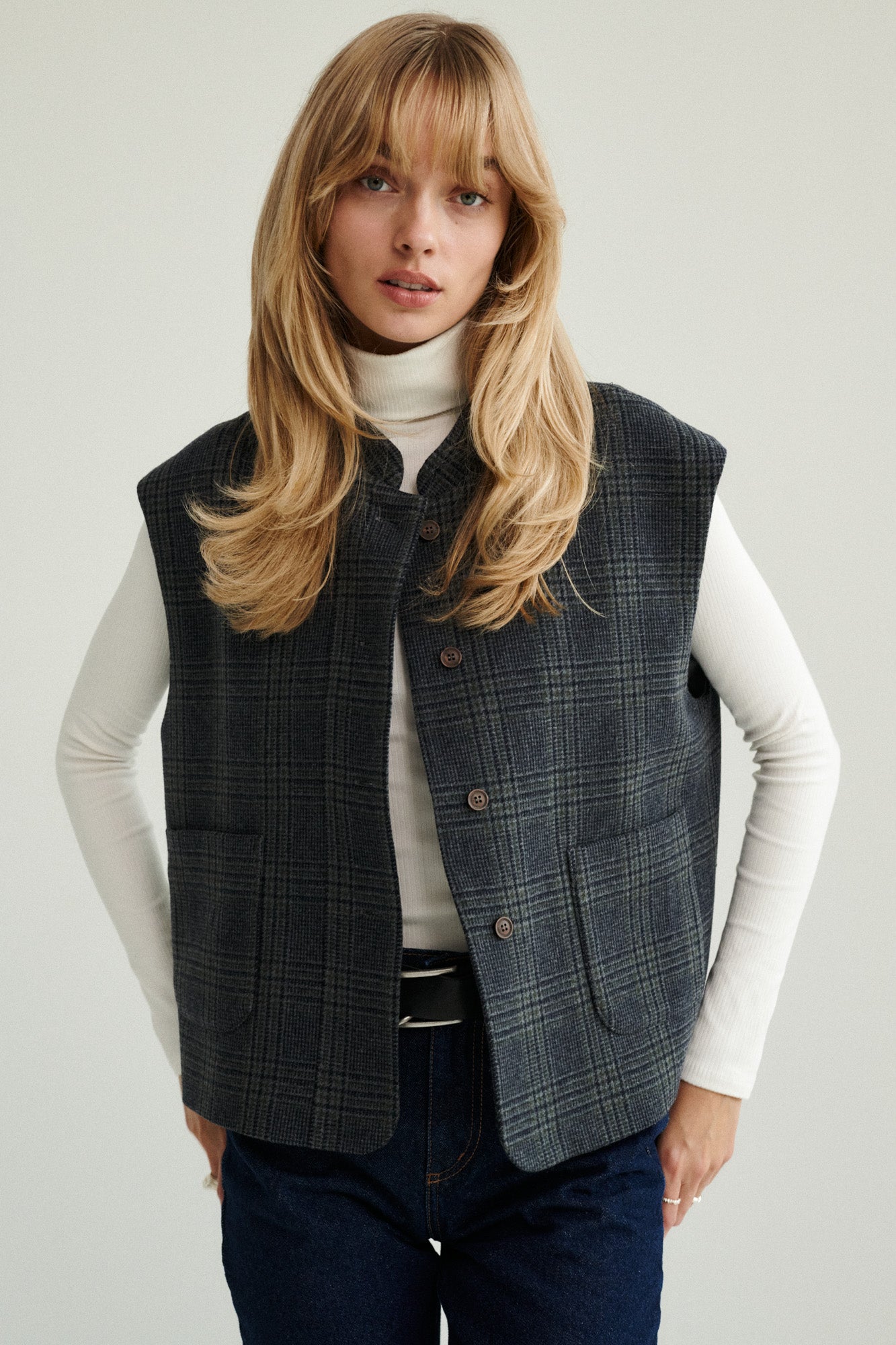 Kamizelka z wełny / 22 / 02 / silver lake *spodnie-jeansowe-z-bawelny-z-recyklingu-05-18-medium-indigo,golf-z-bawelny-organicznej-15-08-cream-white* ?Modelka ma 179 cm wzrostu i prezentuje rozmiar XS/S?