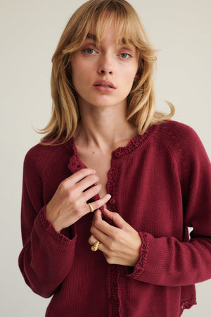 Kardigan z bawełny organicznej / 16 / 18 / dark raspberry ?Modelka ma 179cm i prezentuje rozmiar M/L?