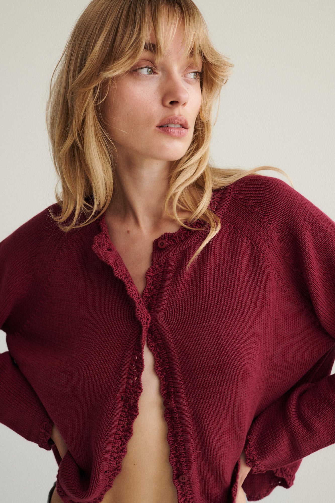 Kardigan z bawełny organicznej / 16 / 18 / dark raspberry ?Modelka ma 179cm i prezentuje rozmiar M/L?