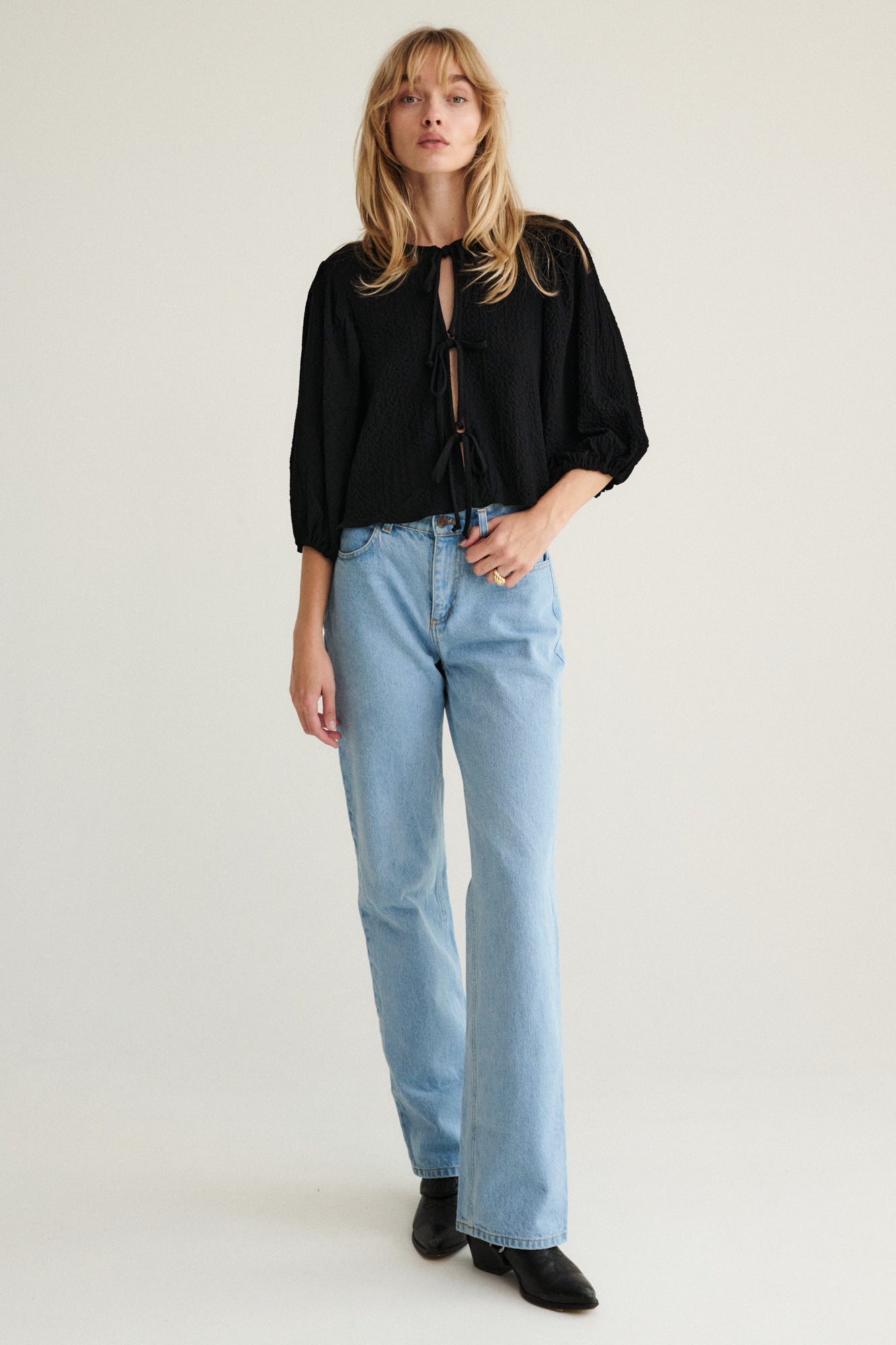 Spodnie jeansowe z bawełny z recyklingu / 05 / 18 / light indigo *koszula-z-fakturowanej-wiskozy-12-15-onyx-black*?Modelka ma 179 cm wzrostu i prezentuje rozmiar XS?
