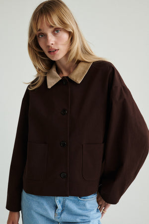 Kurtka z bawełny / 18 / 14 / dark chocolate*?Modelka ma 179 cm wzrostu i prezentuje rozmiar M/L?  