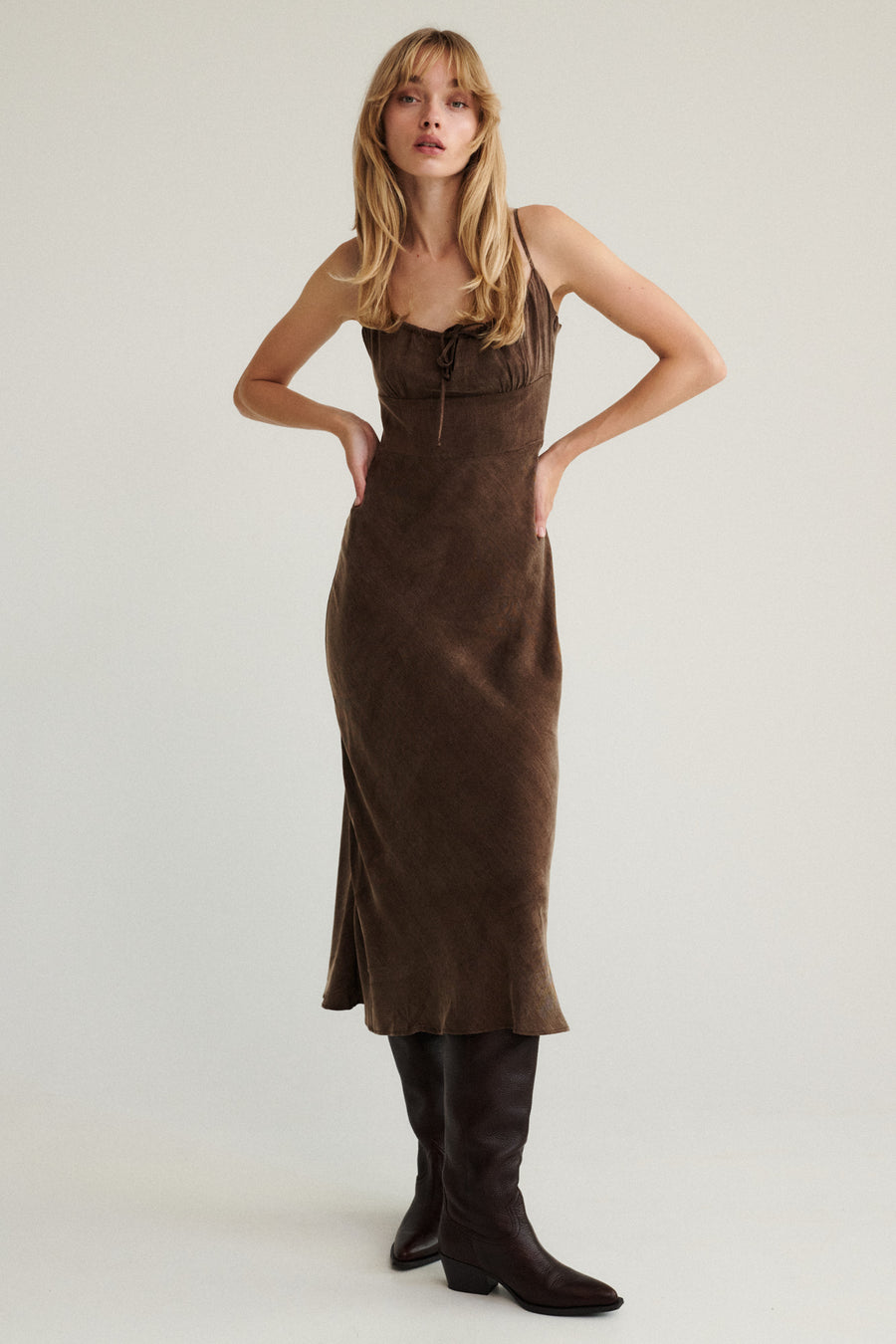 Sukienka z lyocellu i wiskozy / 03 / 27 / milk chocolate ?Modelka ma 179cm i prezentuje rozmiar XS?