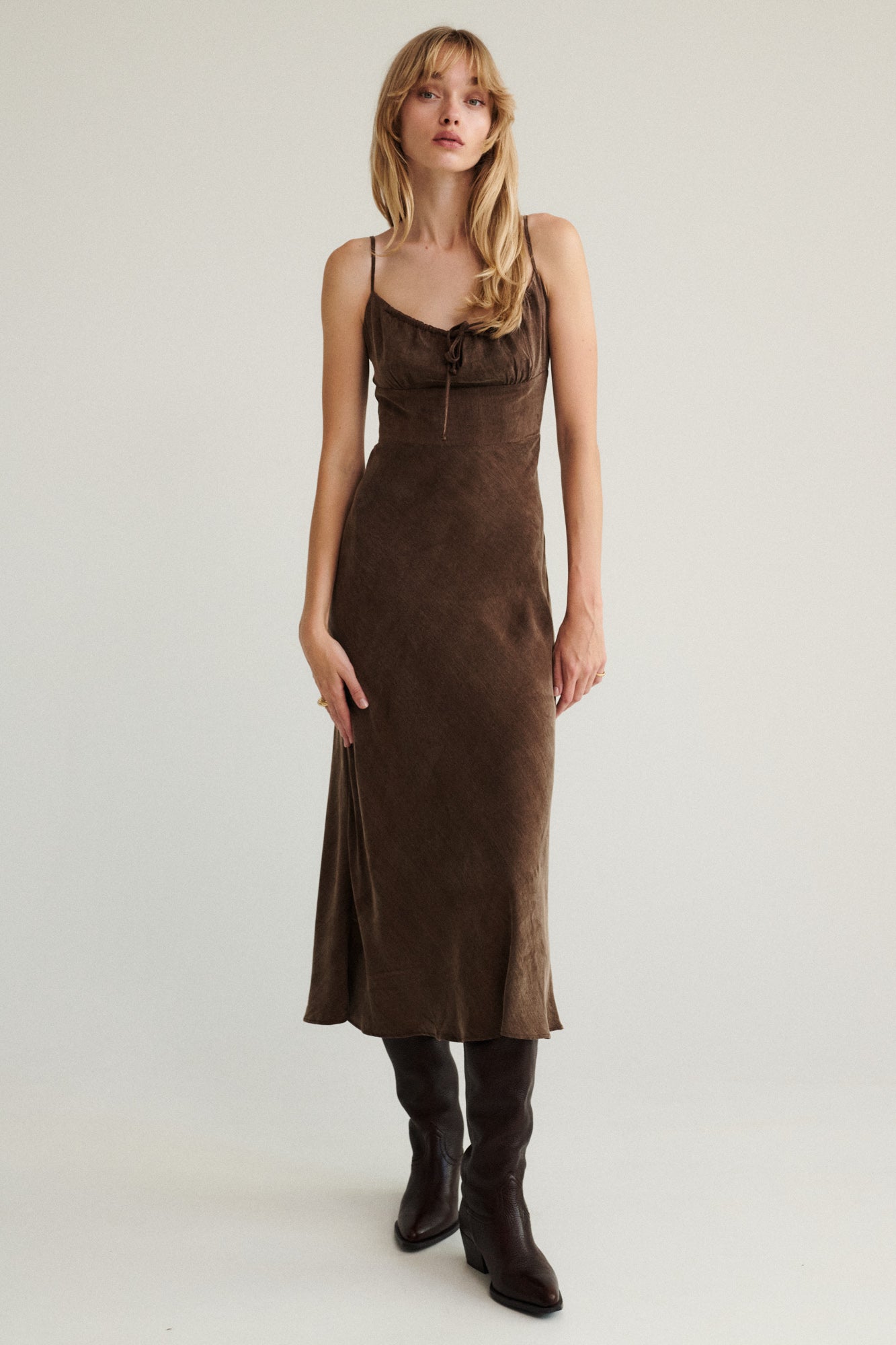 Sukienka z lyocellu i wiskozy / 03 / 27 / milk chocolate ?Modelka ma 179cm i prezentuje rozmiar XS?