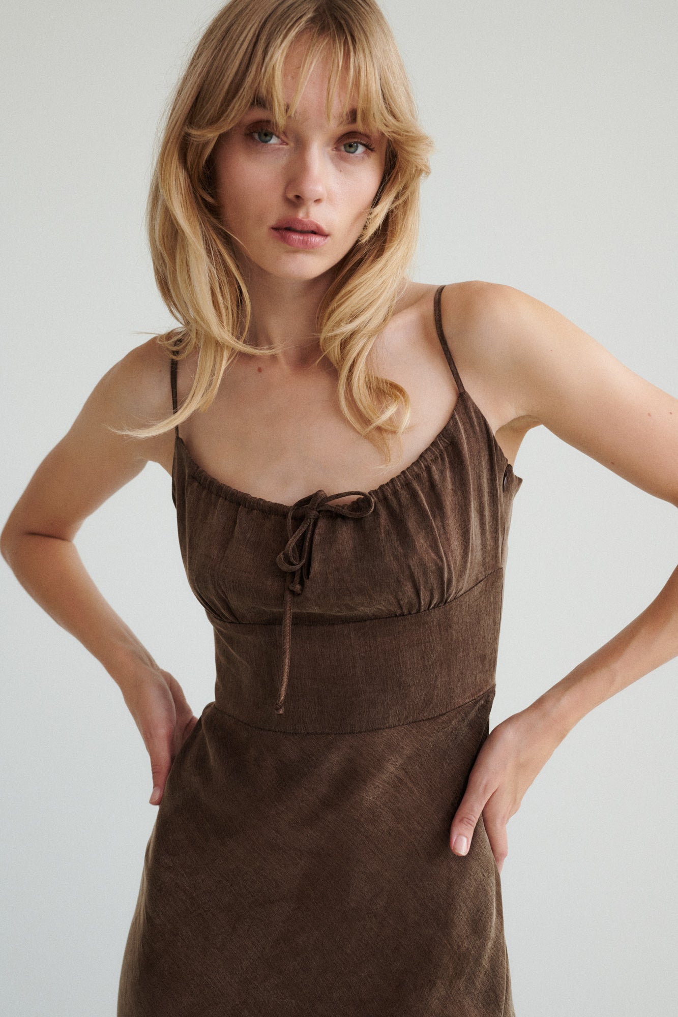 Sukienka z lyocellu i wiskozy / 03 / 27 / milk chocolate ?Modelka ma 179cm i prezentuje rozmiar XS?