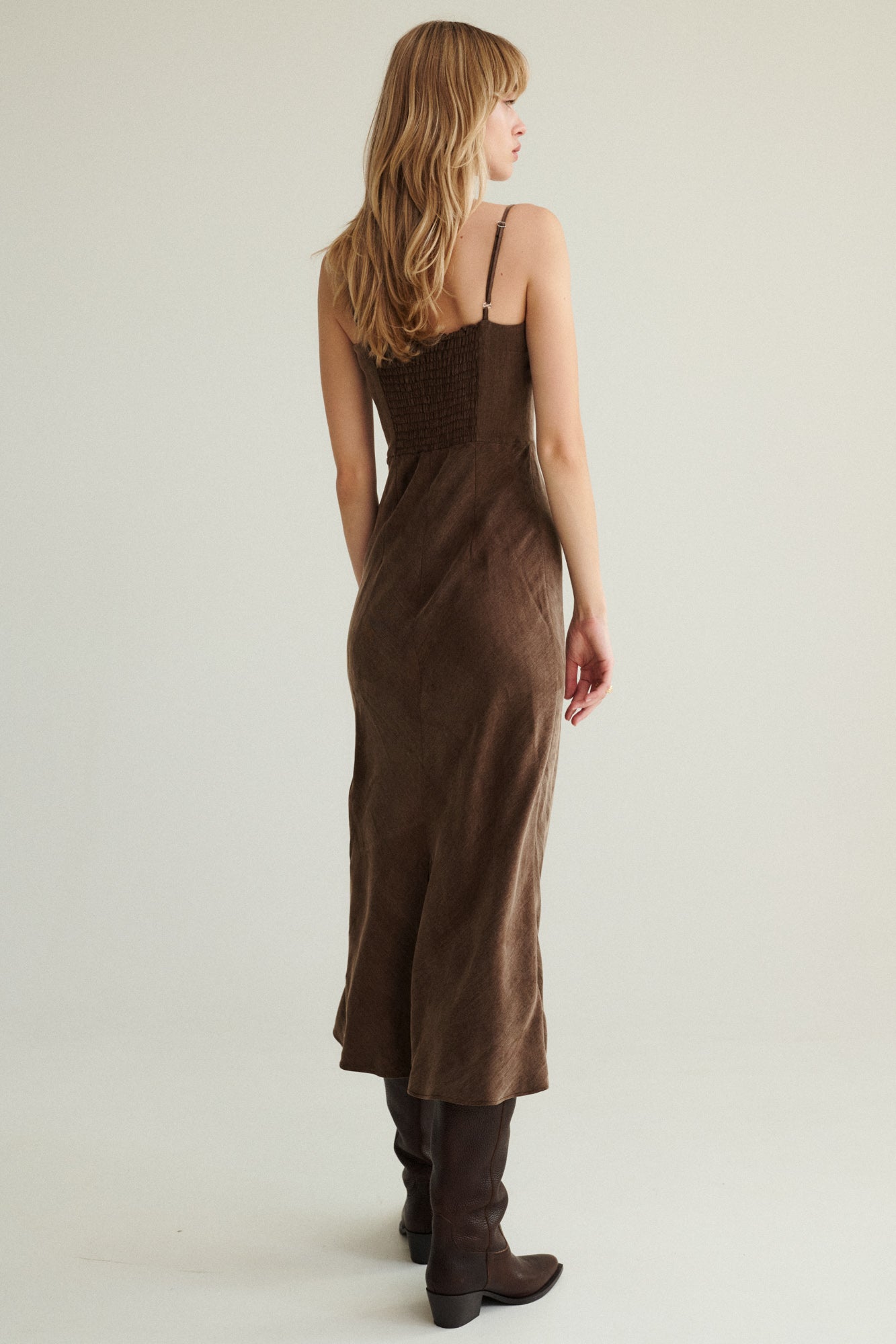 Sukienka z lyocellu i wiskozy / 03 / 27 / milk chocolate ?Modelka ma 179cm i prezentuje rozmiar XS?