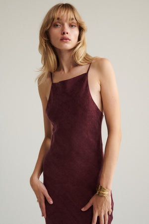 Sukienka z Lyocellu i wiskozy / 03 / 31 / dark cherry ?Modelka ma 179cm i prezentuje rozmiar XS?
