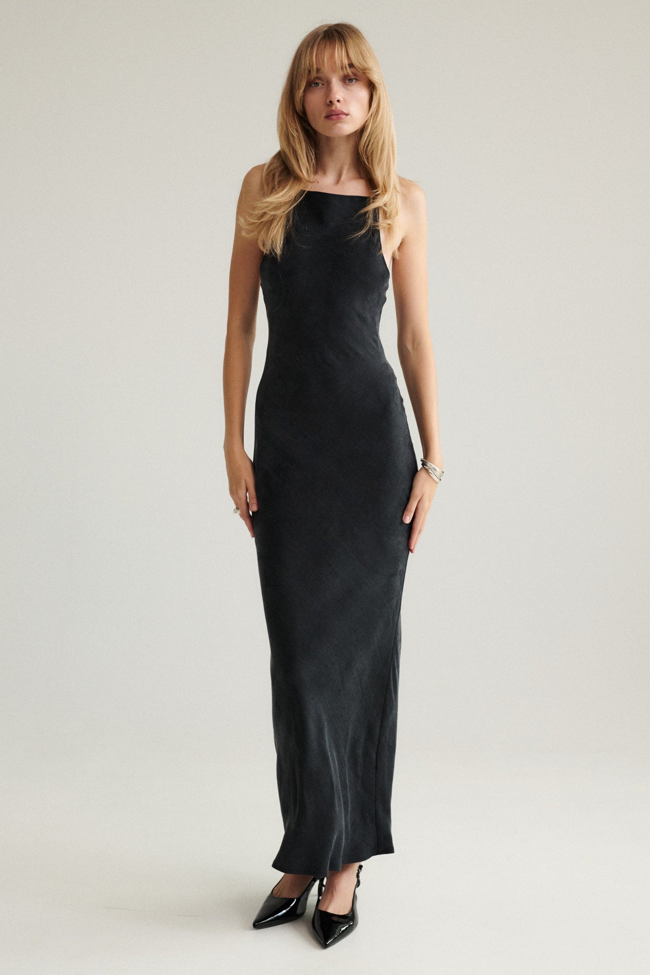 Sukienka z Lyocellu i wiskozy / 03 / 31 / onyx black ?Modelka ma 179cm i prezentuje rozmiar XS?