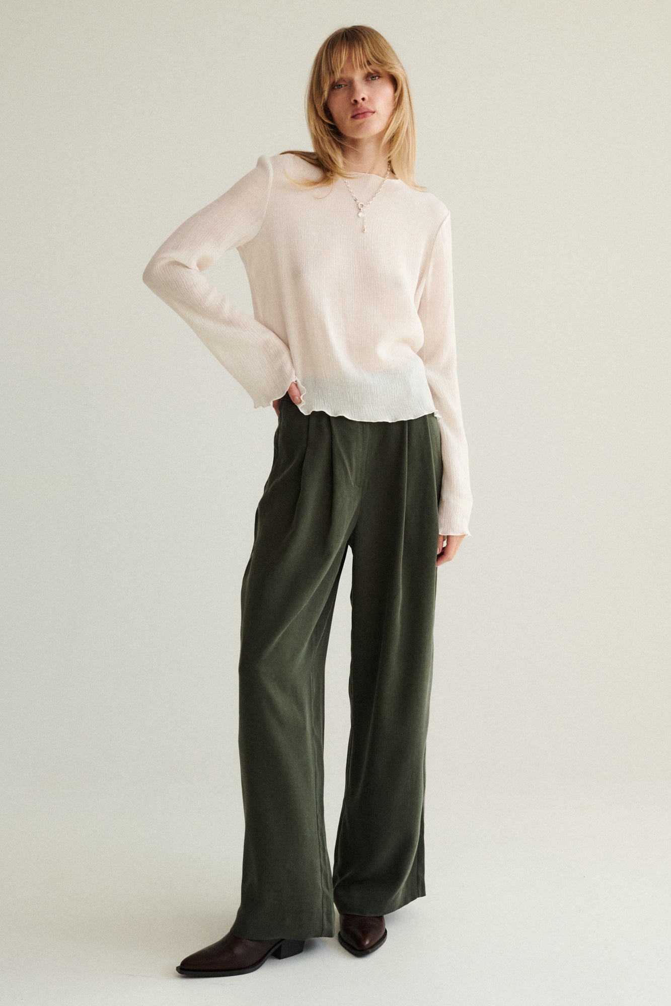 Spodnie z Tencelu™ / 05 / 02 / autumn green *bluzka-z-fakturowanej-wiskozy-12-21-cream-white*?Modelka ma 179cm i prezentuje rozmiar XS?