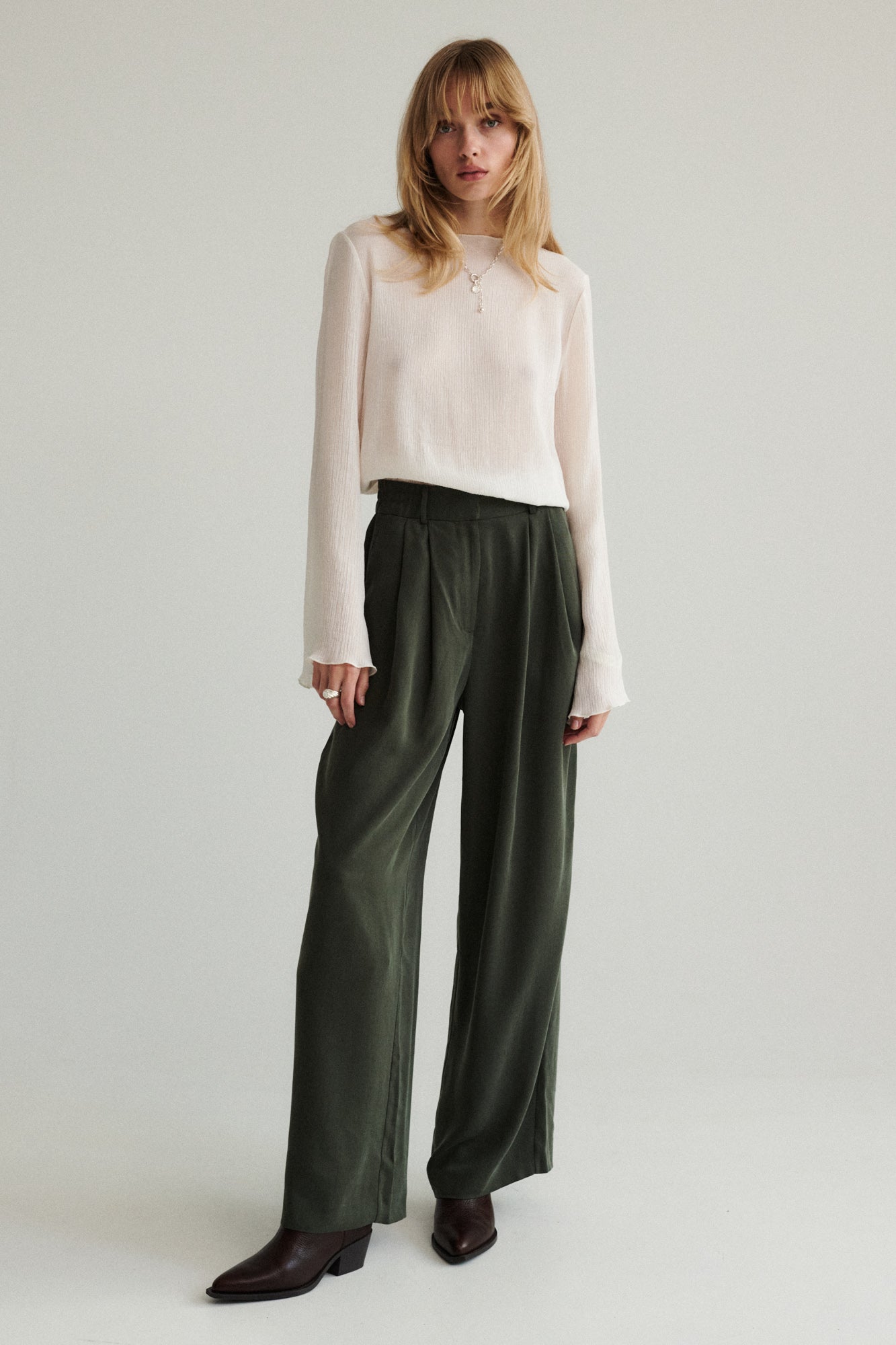 Spodnie z Tencelu™ / 05 / 02 / autumn green *bluzka-z-fakturowanej-wiskozy-12-21-cream-white*?Modelka ma 179cm i prezentuje rozmiar XS?