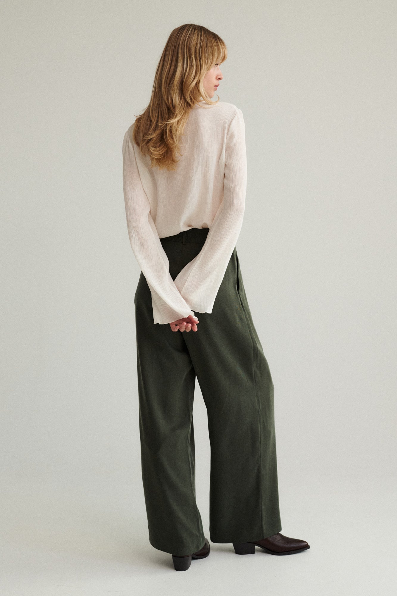 Spodnie z Tencelu™ / 05 / 02 / autumn green *bluzka-z-fakturowanej-wiskozy-12-21-cream-white*?Modelka ma 179cm i prezentuje rozmiar XS?