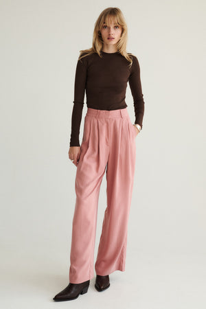 Spodnie z Tencelu™ / 05 / 02 / blush pink *longsleeve-z-bawelny-organicznej-14-23-dark-chocolate*?Modelka ma 179cm i prezentuje rozmiar XS?