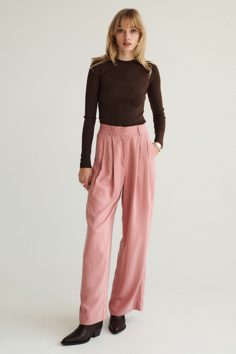 Spodnie z Tencelu™ / 05 / 02 / blush pink *longsleeve-z-bawelny-organicznej-14-23-dark-chocolate*?Modelka ma 179cm i prezentuje rozmiar XS?