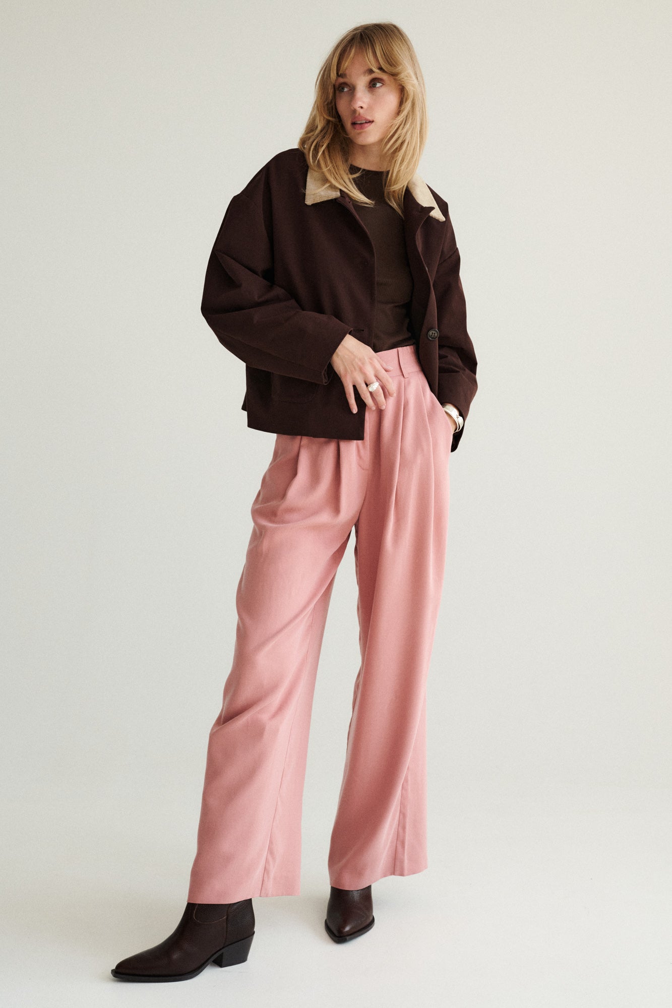 Spodnie z Tencelu™ / 05 / 02 / blush pink *longsleeve-z-bawelny-organicznej-14-23-dark-chocolate*?Modelka ma 179cm i prezentuje rozmiar XS?
