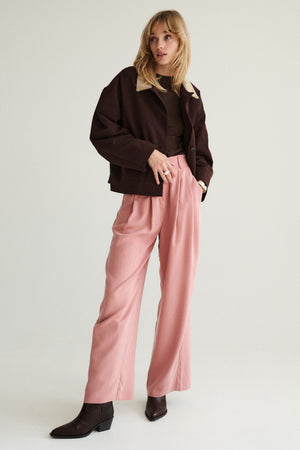 Spodnie z Tencelu™ / 05 / 02 / blush pink *longsleeve-z-bawelny-organicznej-14-23-dark-chocolate*?Modelka ma 179cm i prezentuje rozmiar XS?