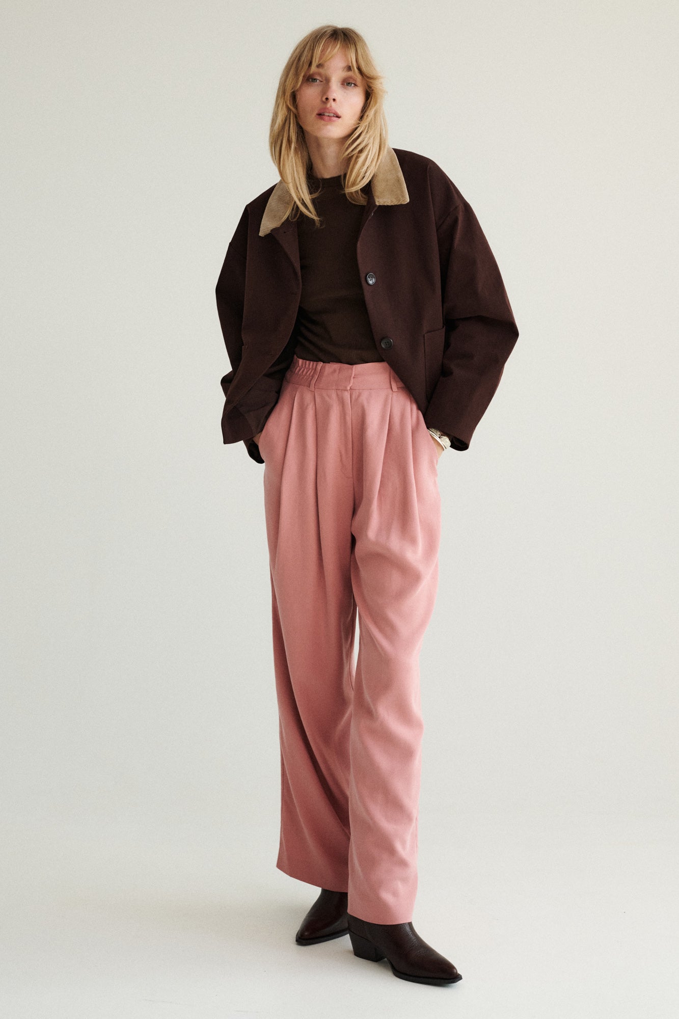 Spodnie z Tencelu™ / 05 / 02 / blush pink *longsleeve-z-bawelny-organicznej-14-23-dark-chocolate*?Modelka ma 179cm i prezentuje rozmiar XS?
