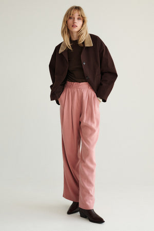 Spodnie z Tencelu™ / 05 / 02 / blush pink *longsleeve-z-bawelny-organicznej-14-23-dark-chocolate*?Modelka ma 179cm i prezentuje rozmiar XS?