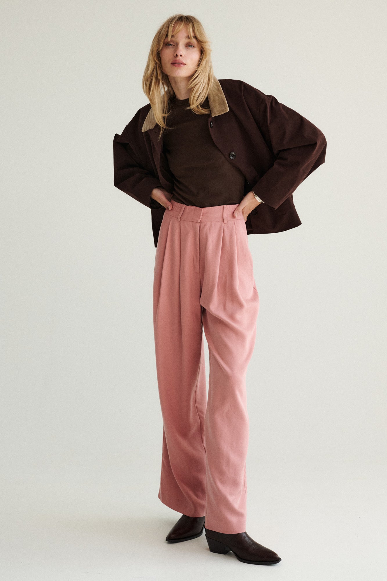 Spodnie z Tencelu™ / 05 / 02 / blush pink *longsleeve-z-bawelny-organicznej-14-23-dark-chocolate*?Modelka ma 179cm i prezentuje rozmiar XS?