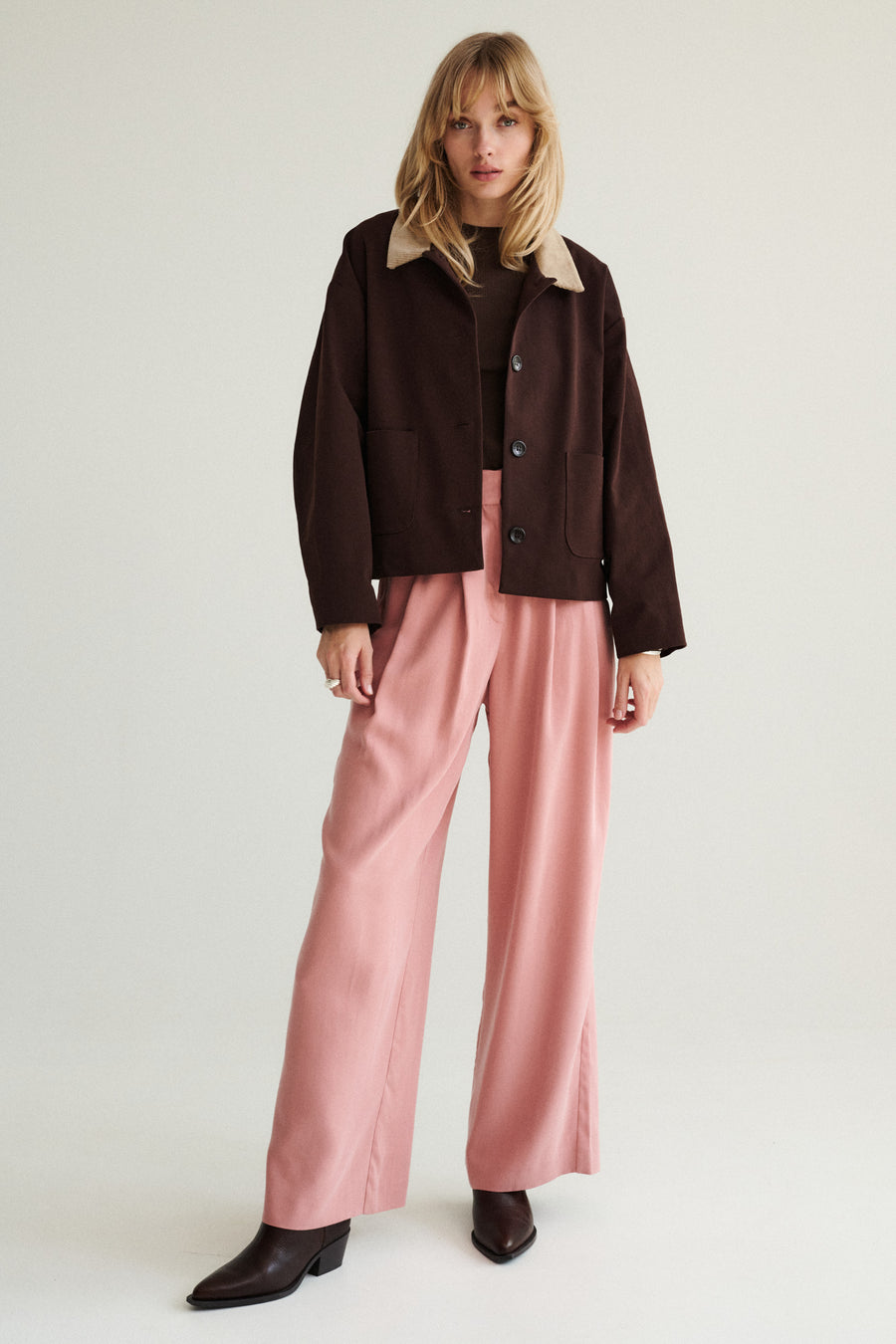 Spodnie z Tencelu™ / 05 / 02 / blush pink *longsleeve-z-bawelny-organicznej-14-23-dark-chocolate*?Modelka ma 179cm i prezentuje rozmiar XS?