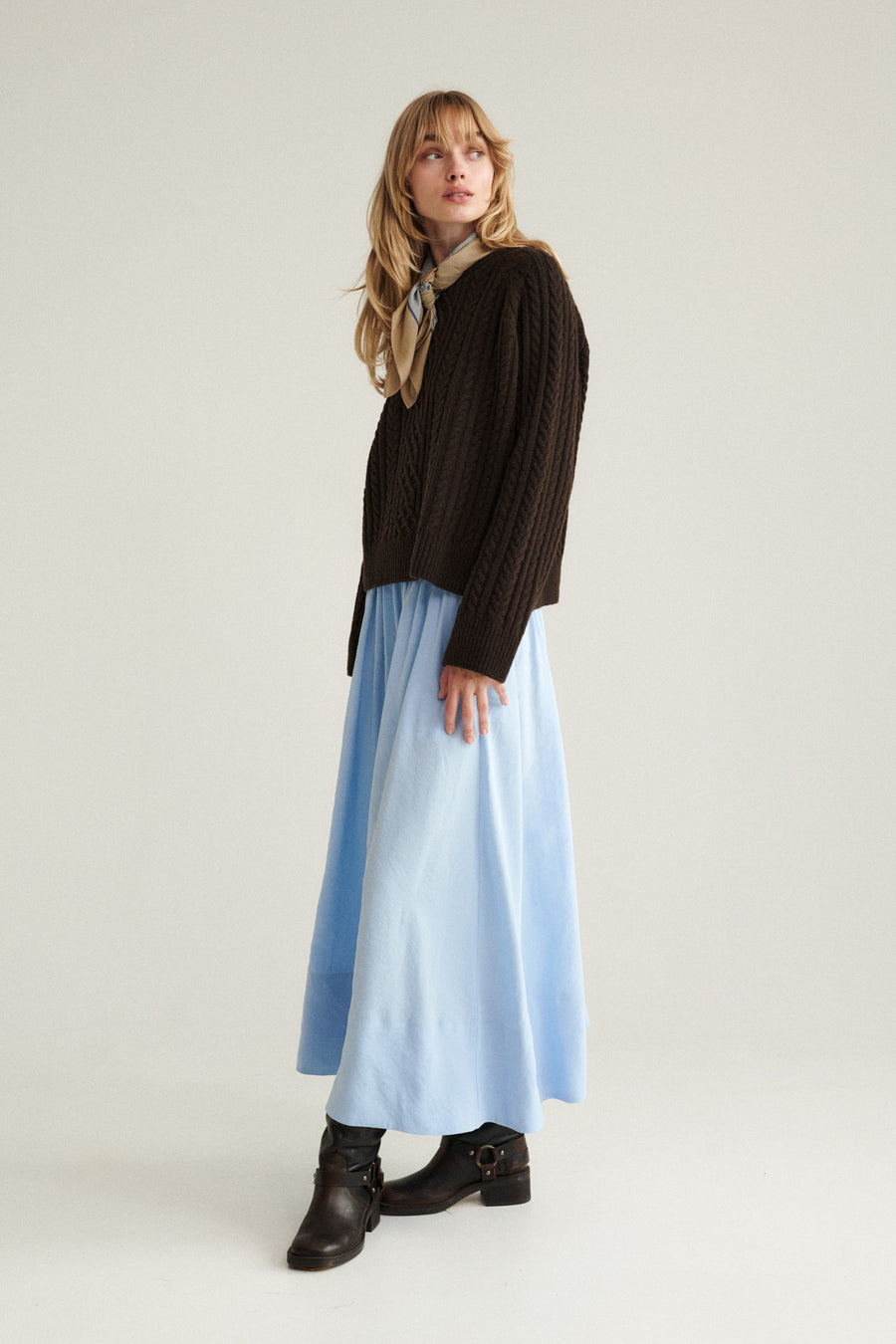 Spódnica z modalu / 07 / 11 / glacier blue ?Modelka ma 179 cm wzrostu i prezentuje rozmiar XS?