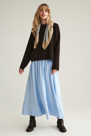 Spódnica z modalu / 07 / 11 / glacier blue ?Modelka ma 179 cm wzrostu i prezentuje rozmiar XS?
