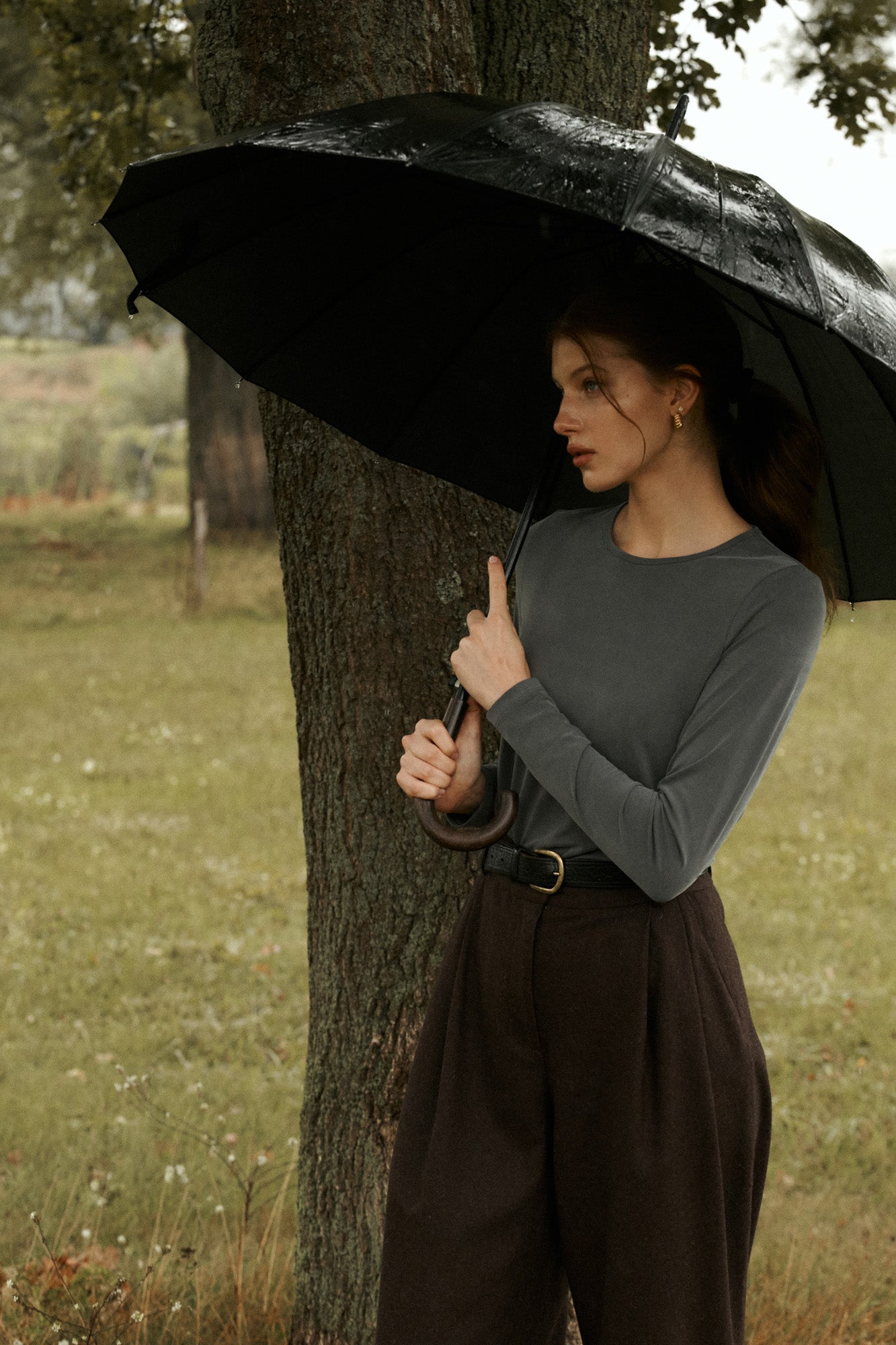 Longsleeve z cupro / 14 / 08 / light graphite ?Modelka ma 178 cm wzrostu i prezentuje rozmiar XS? 