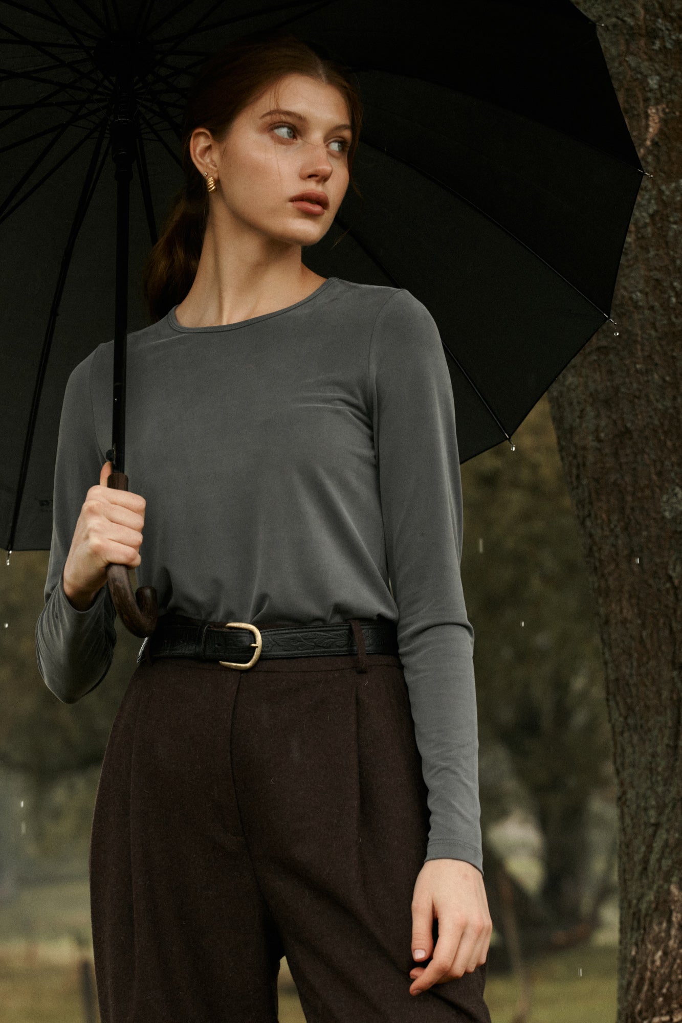 Longsleeve z cupro / 14 / 08 / light graphite ?Modelka ma 178 cm wzrostu i prezentuje rozmiar XS? 