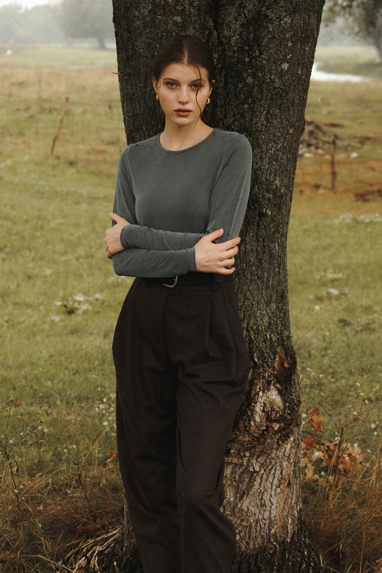 Longsleeve z cupro / 14 / 08 / light graphite ?Modelka ma 178 cm wzrostu i prezentuje rozmiar XS? 