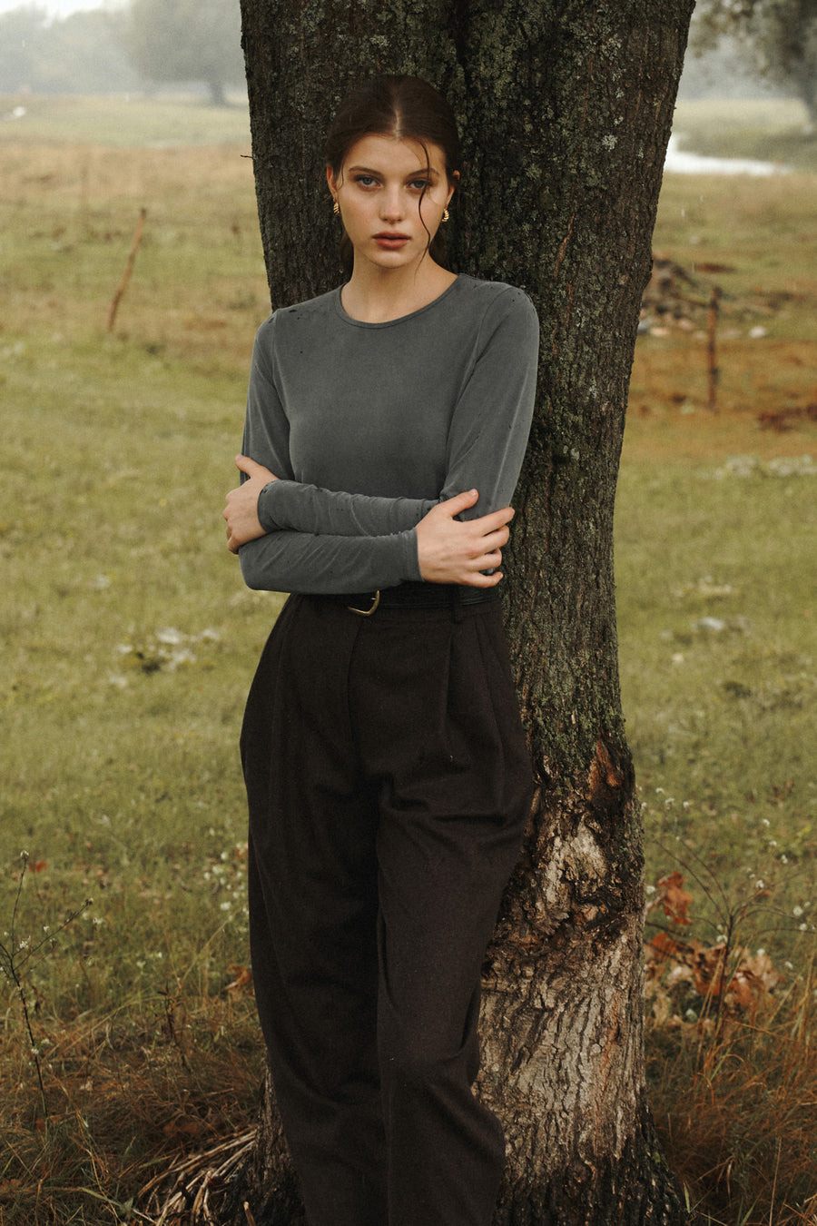 Longsleeve z cupro / 14 / 08 / light graphite ?Modelka ma 178 cm wzrostu i prezentuje rozmiar XS? 