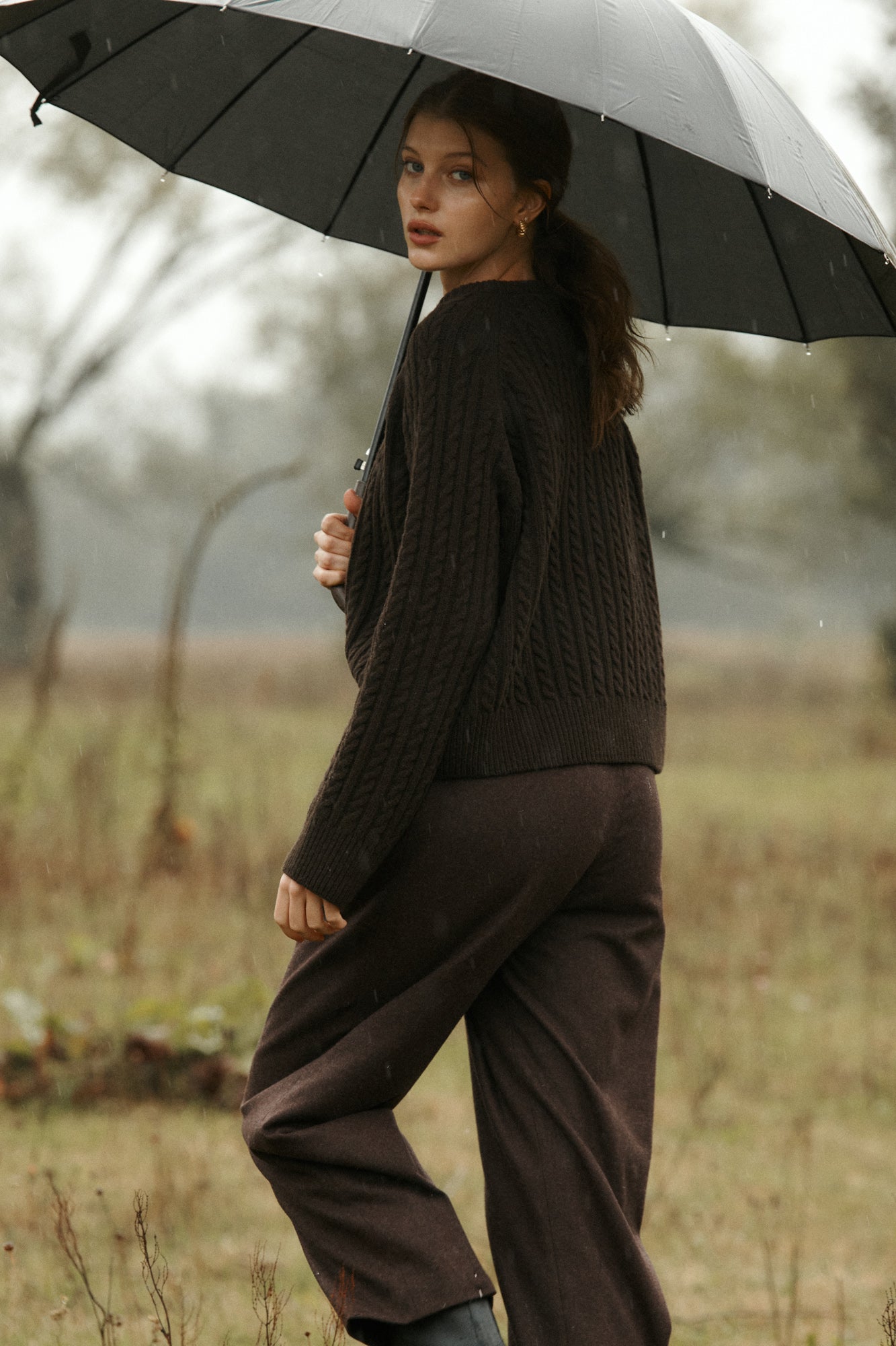 Spodnie z wełny / 05 / 23 / deep brown ?Modelka ma 178cm wzrostu i prezentuje rozmiar S?